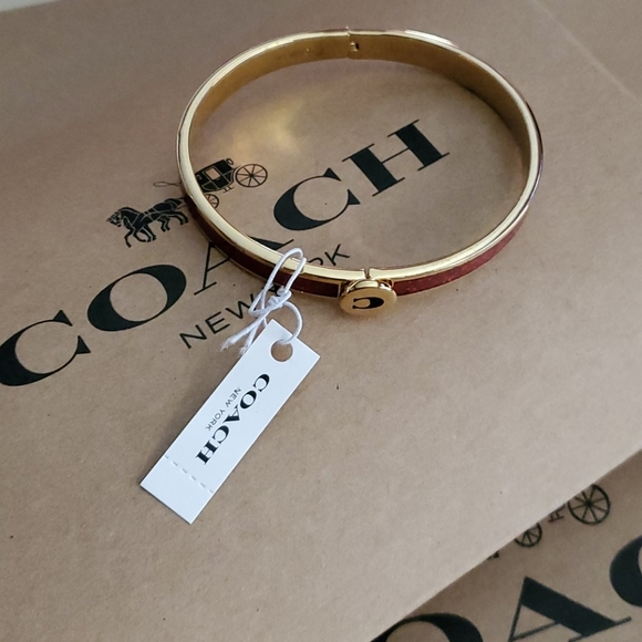 β
COACH BANGLE π₯NEW WITH TAGSβ
- Picture 2 of 12